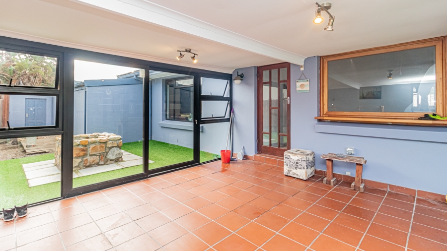 5 Bedroom Property for Sale in Sunnydale Western Cape